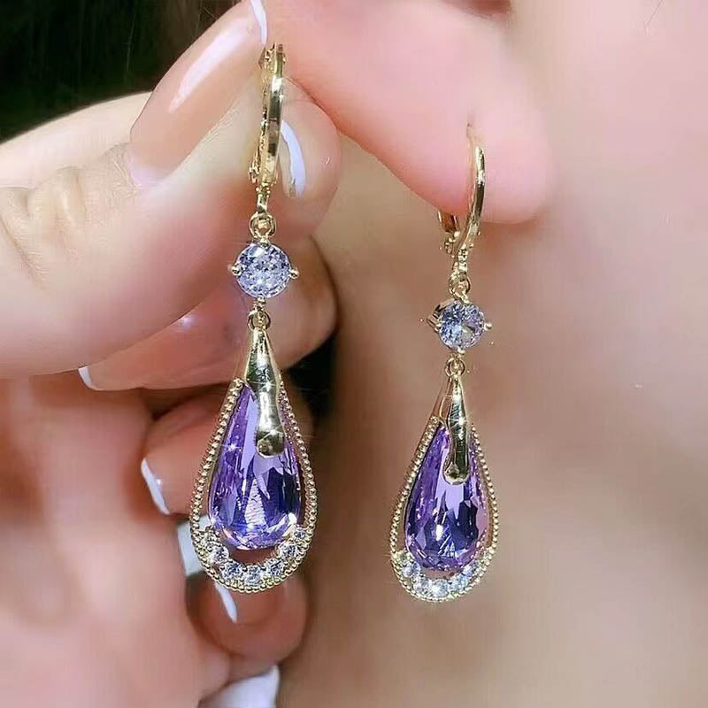 Boucles d'Oreilles
Cristal Émeraude
Goutte de lumière dorée ✨