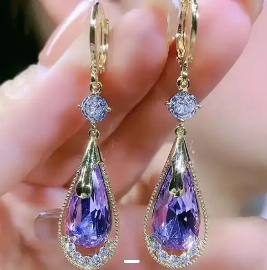 Boucles d'Oreilles
Cristal Émeraude
Goutte de lumière dorée ✨