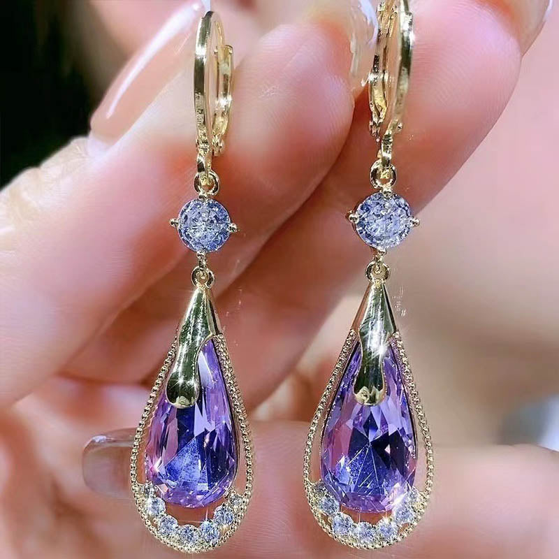 Boucles d'Oreilles
Cristal Émeraude
Goutte de lumière dorée ✨