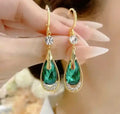 Boucles d'Oreilles
Cristal Émeraude
Goutte de lumière dorée ✨