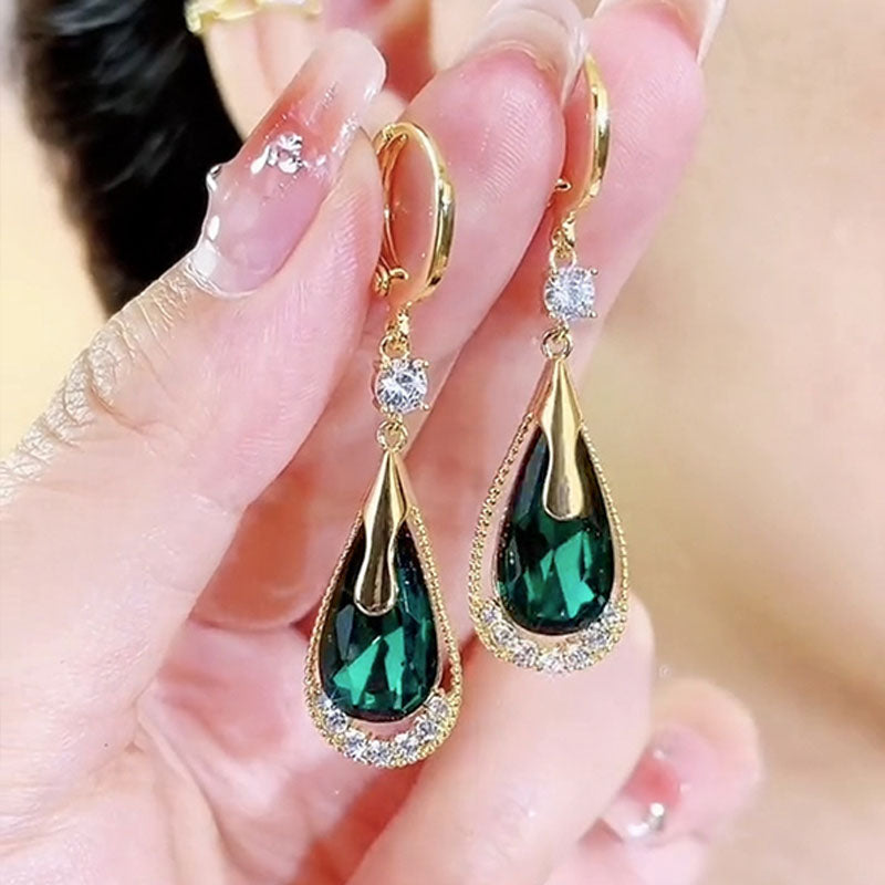 Boucles d'Oreilles
Cristal Émeraude
Goutte de lumière dorée ✨
